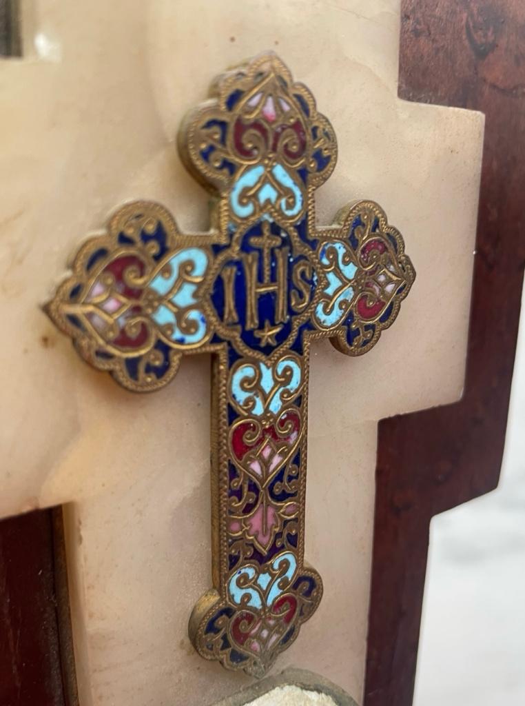 19e-eeuws geëmailleerd kruislettertype van marmer en hout, Antiek en Kunst, Antiek | Religieuze voorwerpen, Ophalen of Verzenden