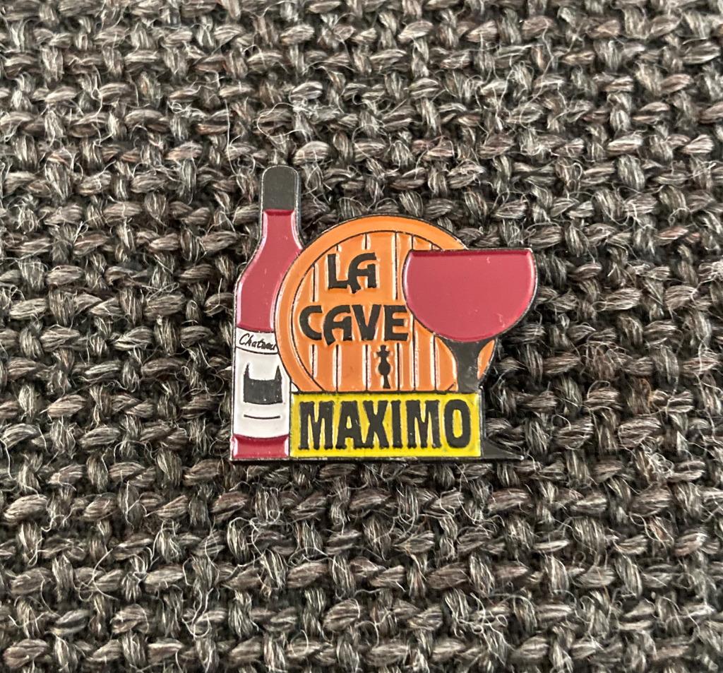 PIN - MAXIMO - LA CAVE - WIJN - VIN - WINE, Envoi, Utilisé, Autres sujets/thèmes, Insigne ou Pin's