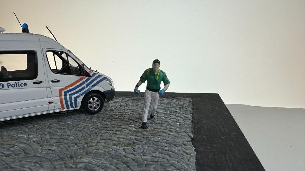 ambulancier / infirmier / urgentiste en résine 1/43, Enlèvement ou Envoi, Utilisé, Autres types, Autres marques