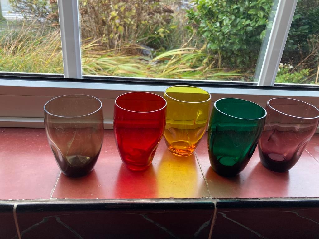 Bossu glaswerk - 5 gekleurde glazen, Ophalen, Zo goed als nieuw, Waterglas