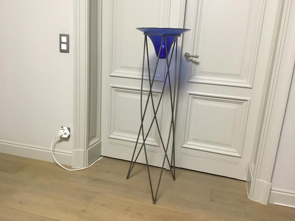 Staander met blauw glas en rieten stolp., Ophalen, Zo goed als nieuw