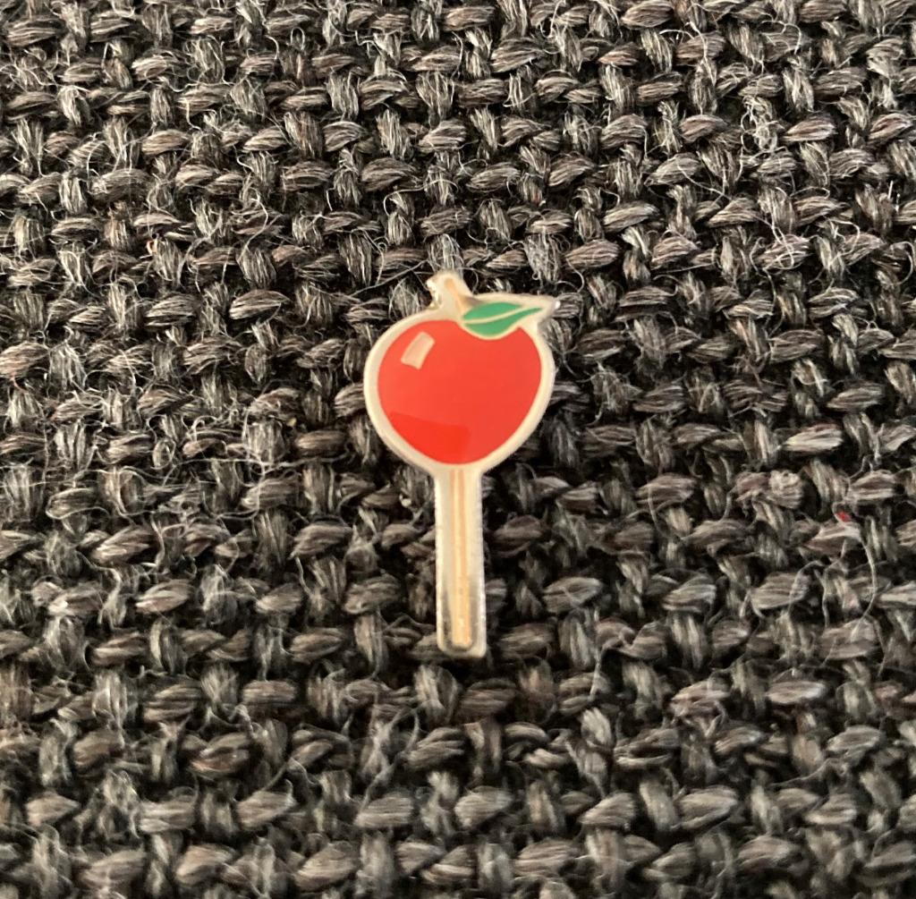 PIN - KERS - CHERRY - CERISE, Envoi, Utilisé, Autres sujets/thèmes, Insigne ou Pin's