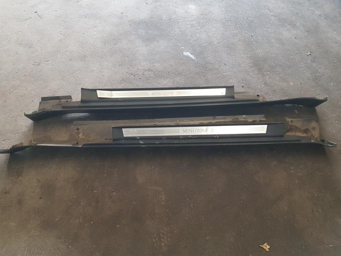 Ensemble marche pied d'un BMW Mini One (902/1), -, 3 mois de garantie, Utilisé, -