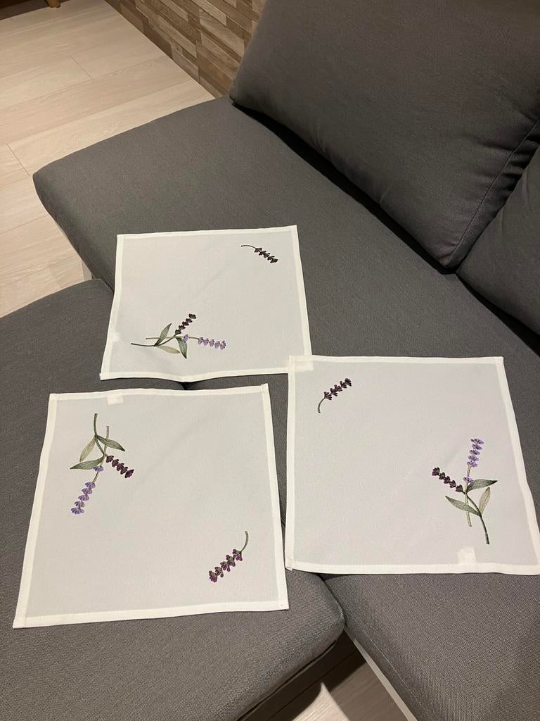 3 identieke doekjes / servetten met lavendel borduursel, Huis en Inrichting, Ophalen of Verzenden