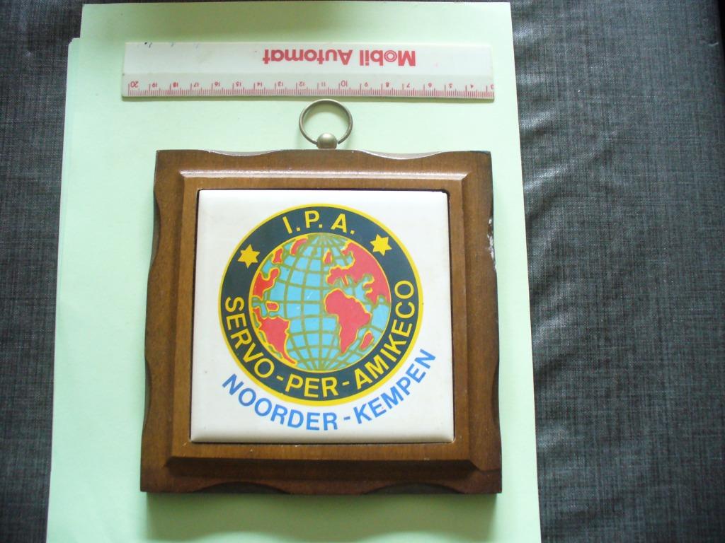 Tegel met embleem I.P.A. - politie, Verzenden, Overige soorten, Embleem of Badge