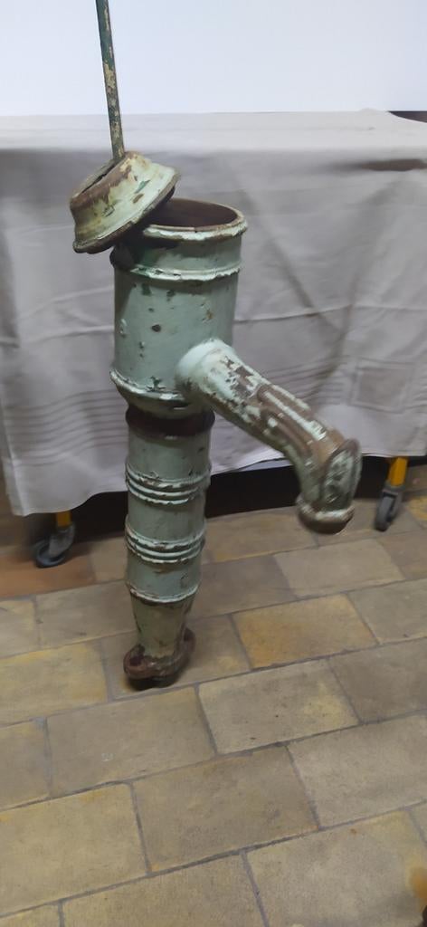 Waterpomp, uit gietijzer met 2 ophanghaken., Ophalen, Gebruikt