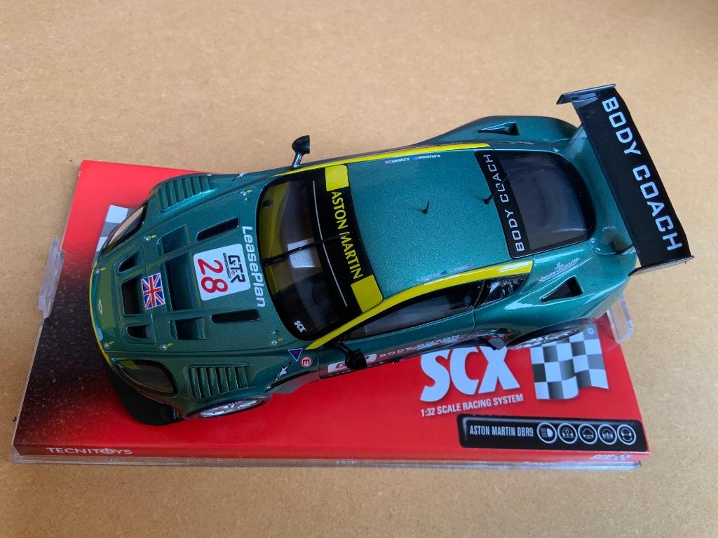 Aston Martin DB9 - Aston Racing Slot car MIB, Neuf, Autres marques, Enlèvement ou Envoi, Voiture
