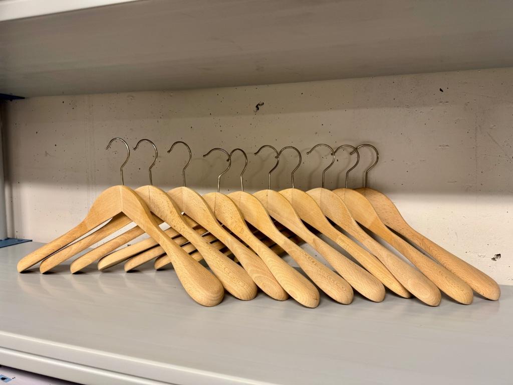Kleerhangers hout verdikt op schouder - per 10 stuks, Enlèvement, Utilisé, Bois, Adultes