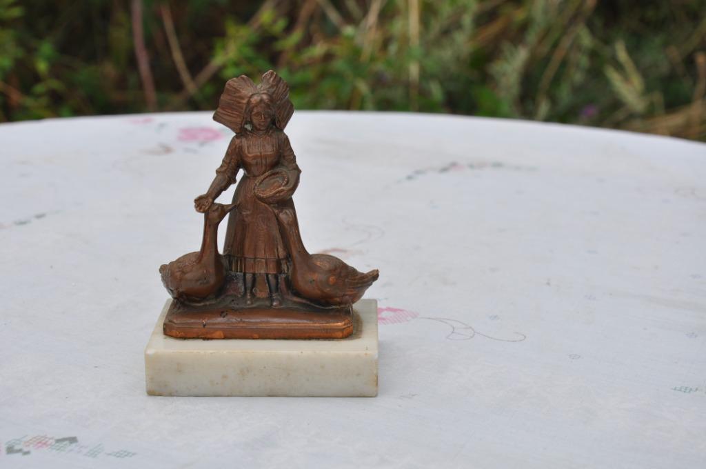 alsacienne en regule sur socle de marbre, Ophalen of Verzenden