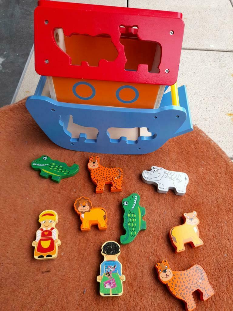 Kleine boot met houten figuren, Ophalen of Verzenden, Zo goed als nieuw, Rij- of Hobbelspeelgoed