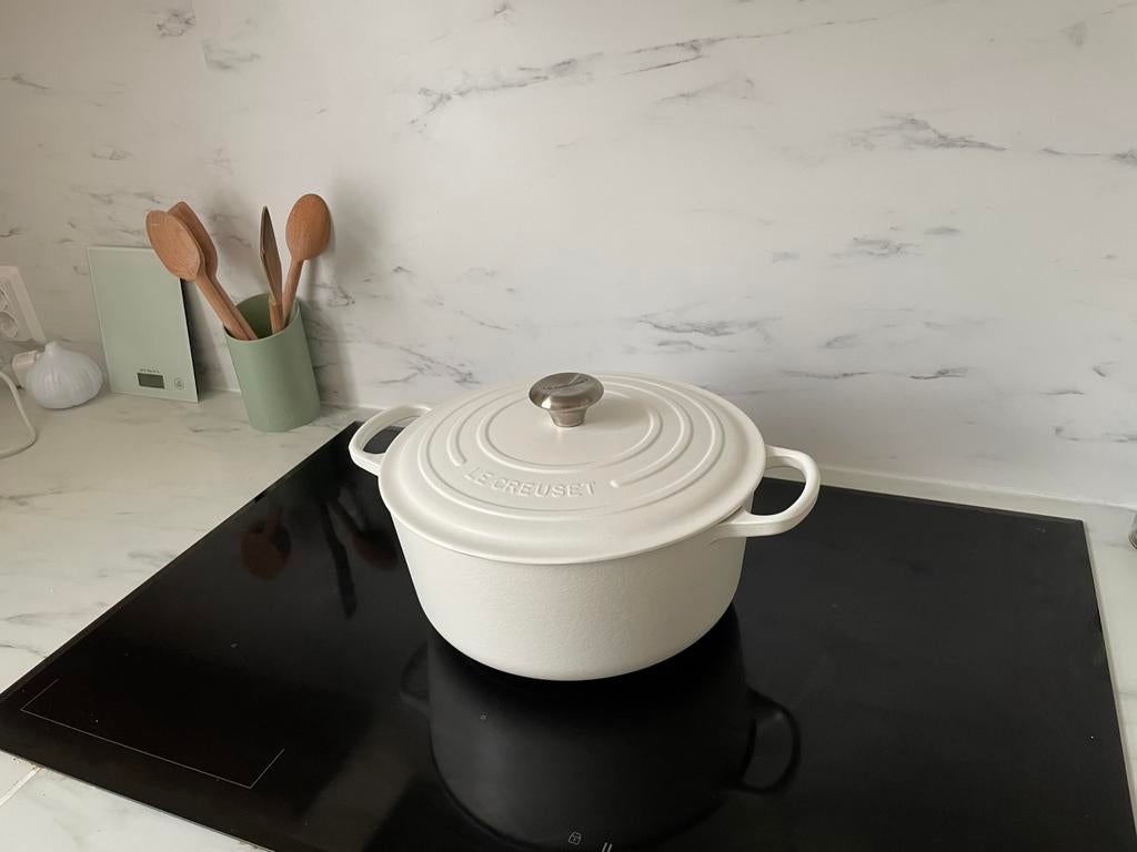 Le Creuset Braadpan Signature ‘Wit’ 28 cm nieuwe kleur, Gietijzer, Nieuw, Ophalen of Verzenden, Keramische plaat