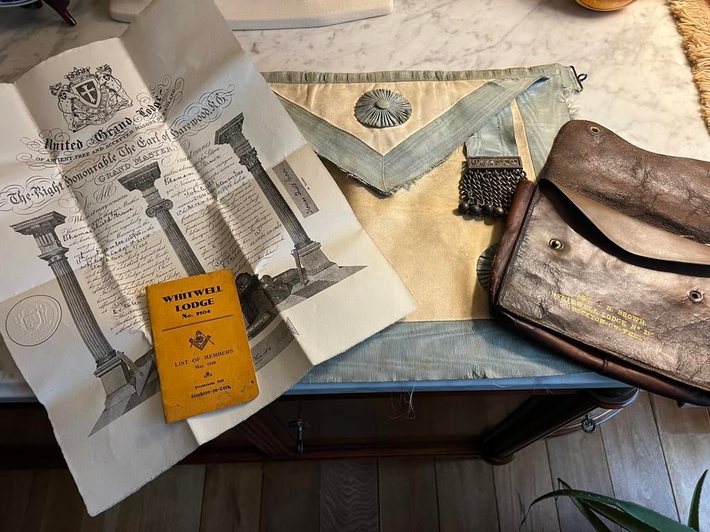 Compleet engelse vrijmetselarij tas met certificaat - boekje, Verzamelen, Militaria | Algemeen, Overige soorten, Embleem of Badge