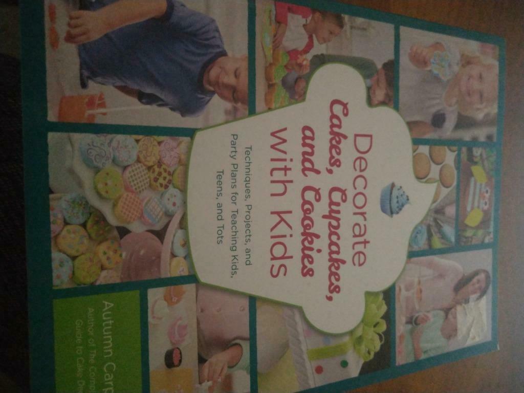Boek: decoratie,cakes,cupcakes and cookies with kids, Enlèvement ou Envoi, Comme neuf, Gâteaux, Tartes ou cupcakes, Livre ou Revue