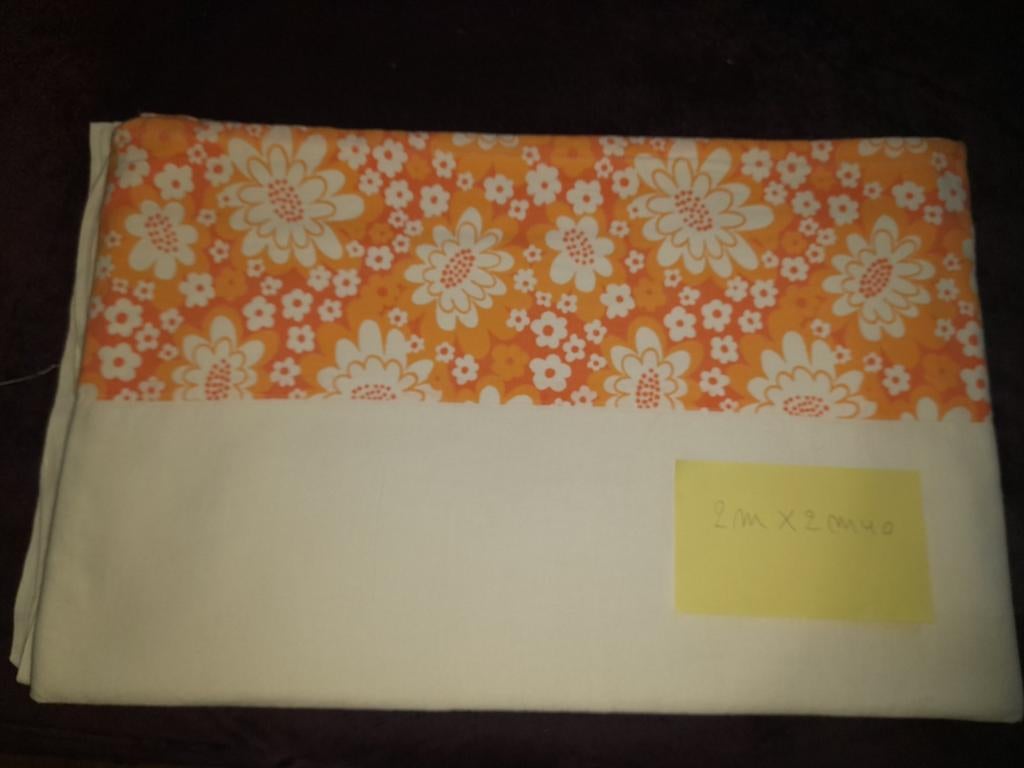 Vintage: wit laken met witte bloemenrand op oranje achtergro, Ophalen of Verzenden