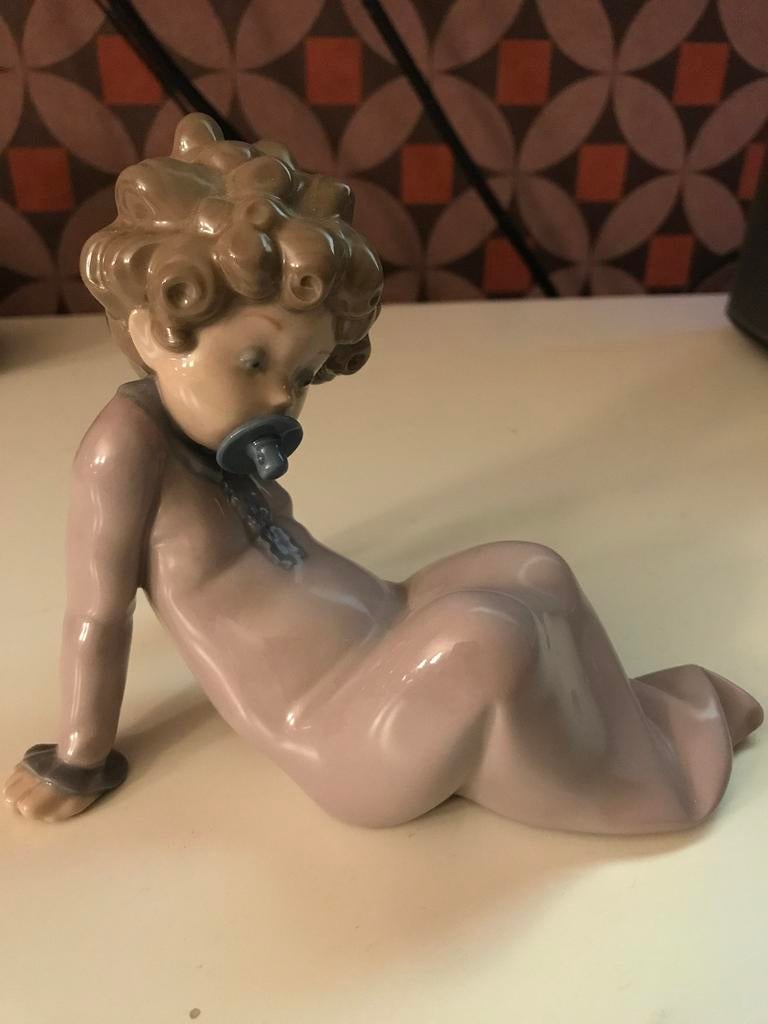 Porcelaine espagnole Lladro. Bébé avec tétine., Enlèvement ou Envoi, Comme neuf