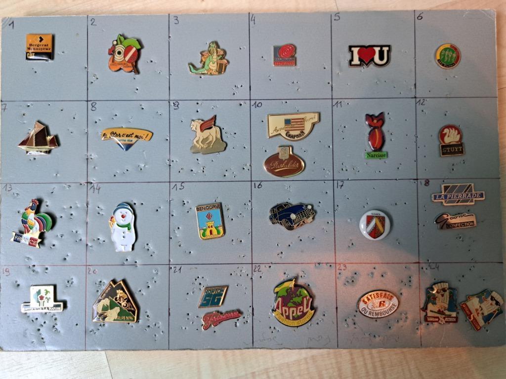 Pin's pins bij de doos zie foto's en nieuws/lees de aankondi, Ophalen of Verzenden