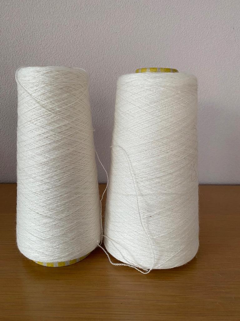 2 bobijn wit wol, Hobby en Vrije tijd, Ophalen, Gebruikt, Breien, Wol of Garen