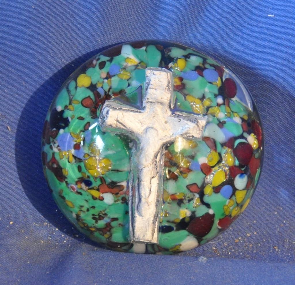 sulfure religieux verre soufflet croix fond multicolore, Ophalen of Verzenden