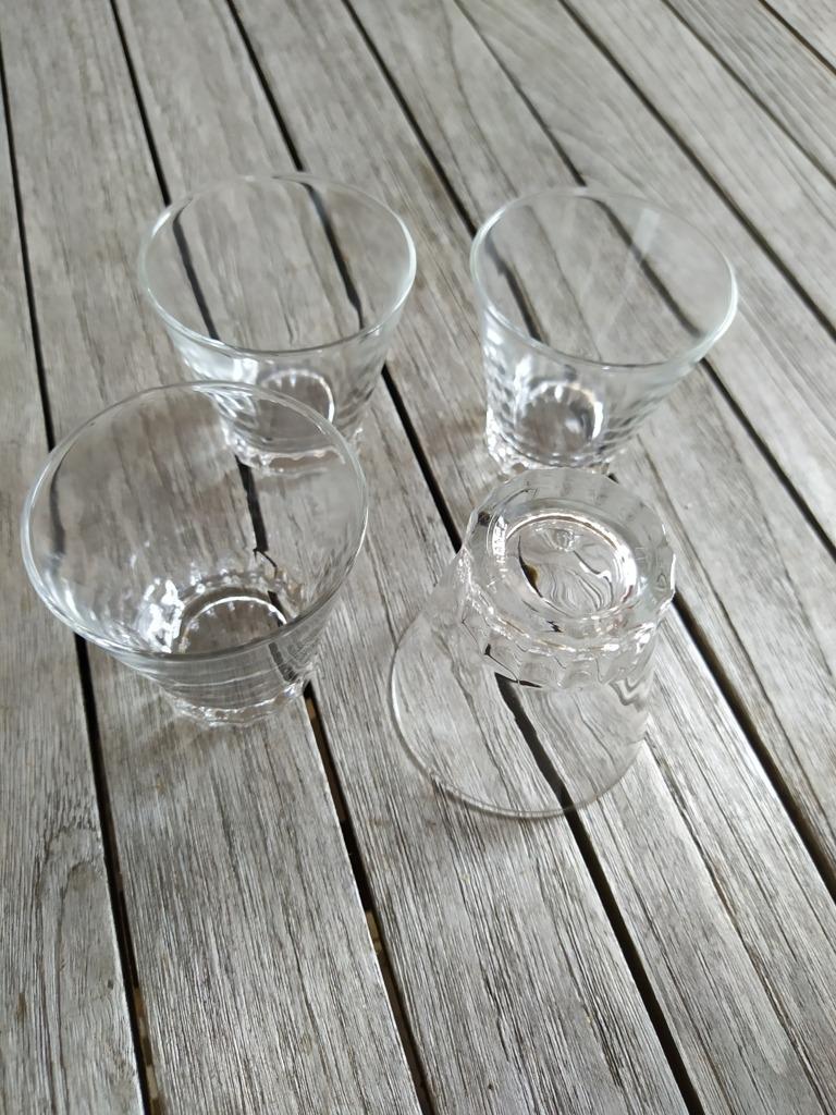 Lot de 4 petits verres évasés, pieds striés - H 6,5 cm, Enlèvement
