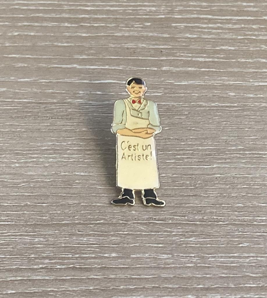 PIN - C'EST UN ARTISTE ! - CHEF - KOK, Verzenden, Gebruikt, Overige onderwerpen, Speldje of Pin