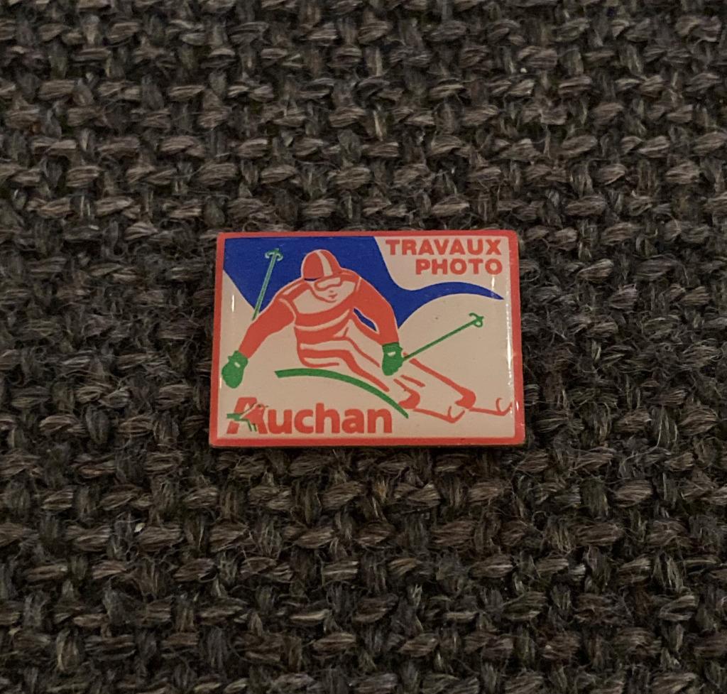 PIN - AUCHAN - TRAVAUX PHOTO - SKI, Envoi, Utilisé, Autres sujets/thèmes, Insigne ou Pin's