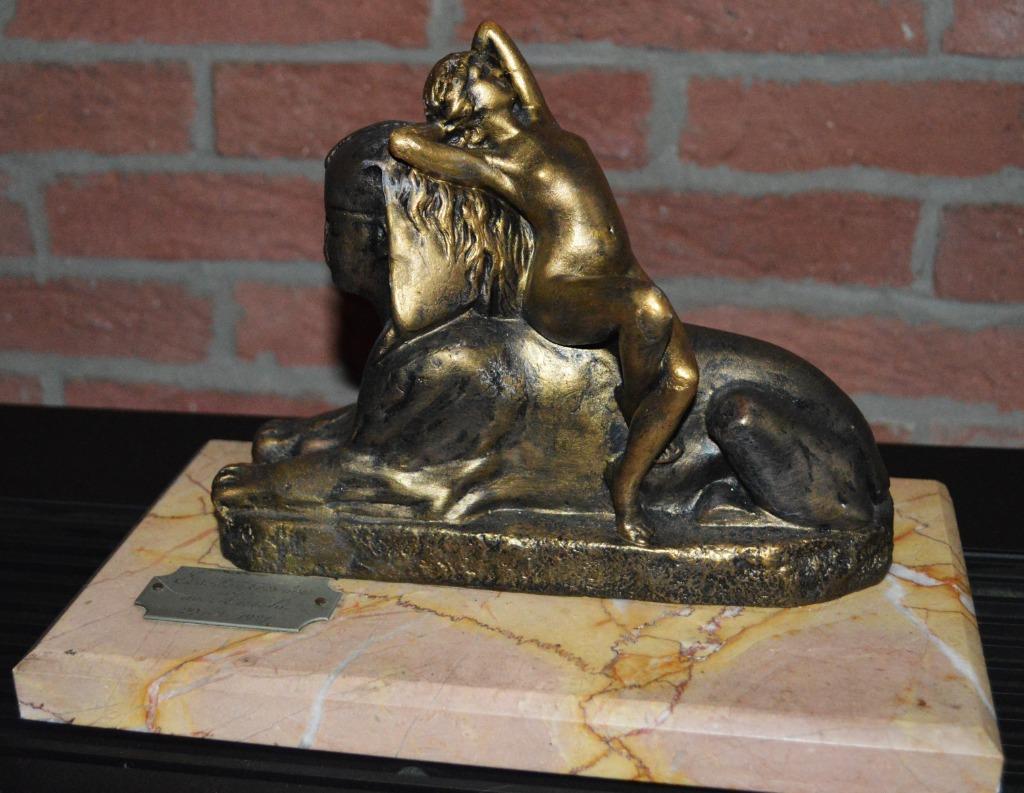 Beeld " naakte vrouw op Sphinx" 15 x 26 cm, 20 cm hoog, Ophalen of Verzenden