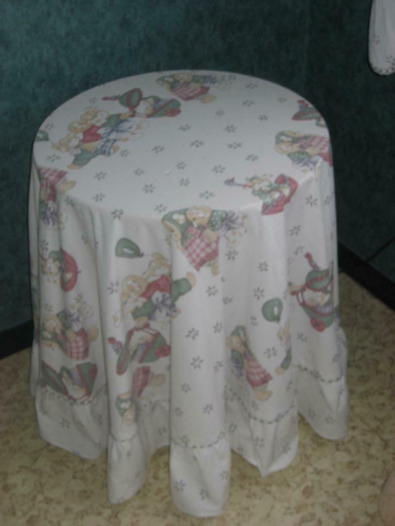 Rond tafeltje met tafelkleed voor op de baby- of kinderkamer, Ophalen of Verzenden, Zo goed als nieuw, Overige typen