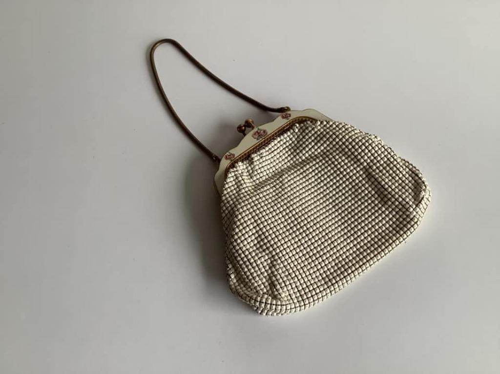 Vintage tasje in wit metaal mesh en met roosjes, Handtassen en Accessoires, Tassen | Damestassen, Ophalen of Verzenden, Zo goed als nieuw