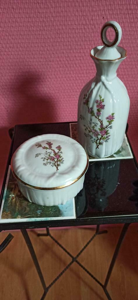 Ensemble bonbonnière et petite carafe en porcelaine, Enlèvement, Comme neuf