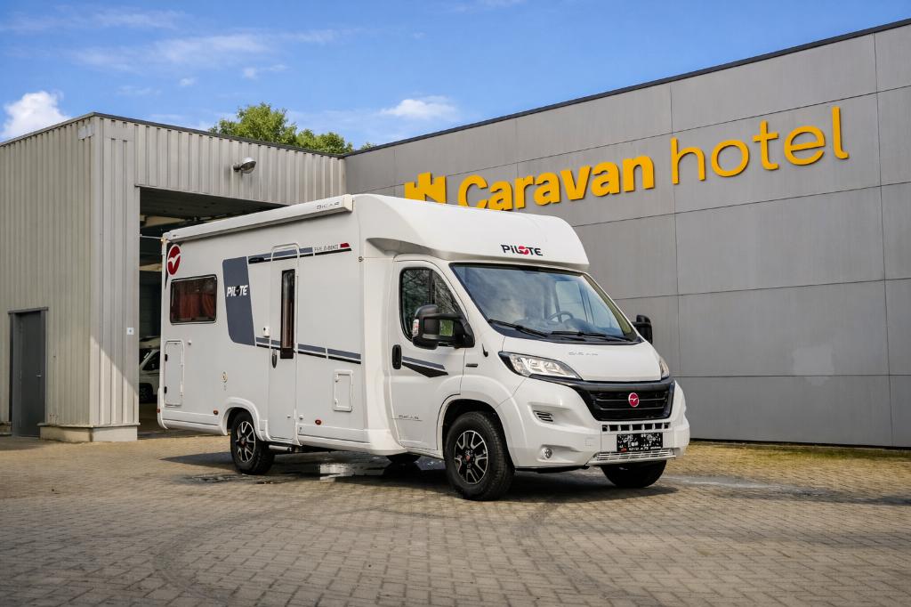 Pilote P696U Evidence - Nieuwstaat - 2022 - Zeer compleet, Caravanes & Camping, Camping-cars, Jusqu'à 4, 6 à 7 mètres, Fiat, Boîte manuelle