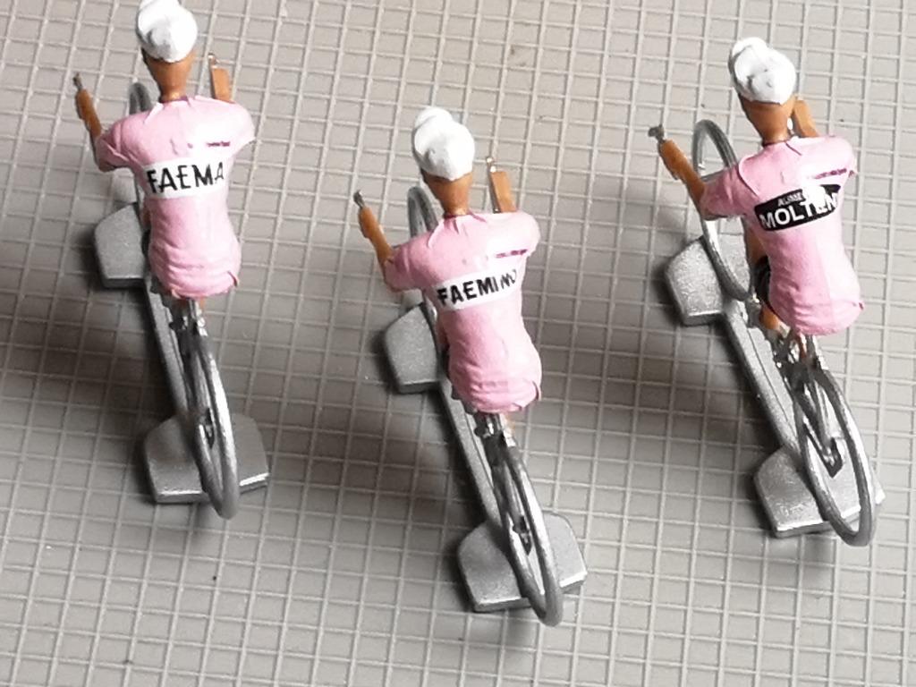 Eddy Merckx 3 verschillende Girotruien, Verzenden