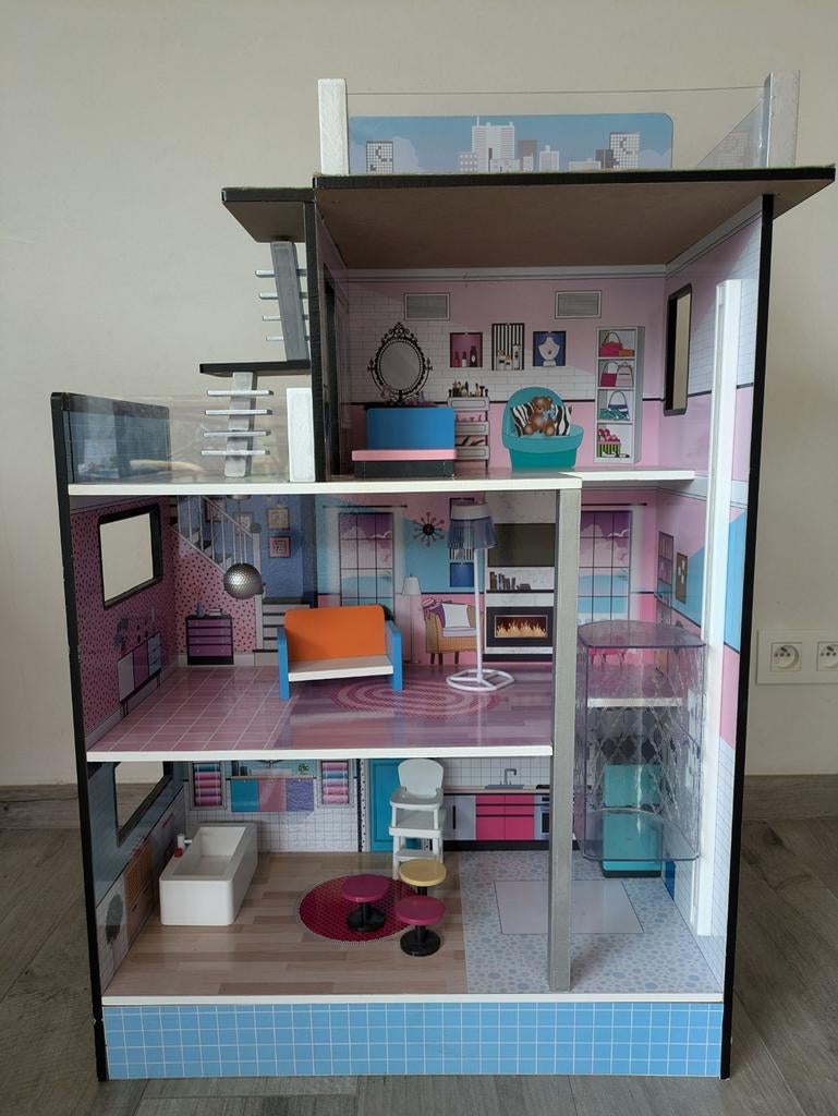 Houten poppenhuis L.O.L., Ophalen, Zo goed als nieuw, Poppenhuis