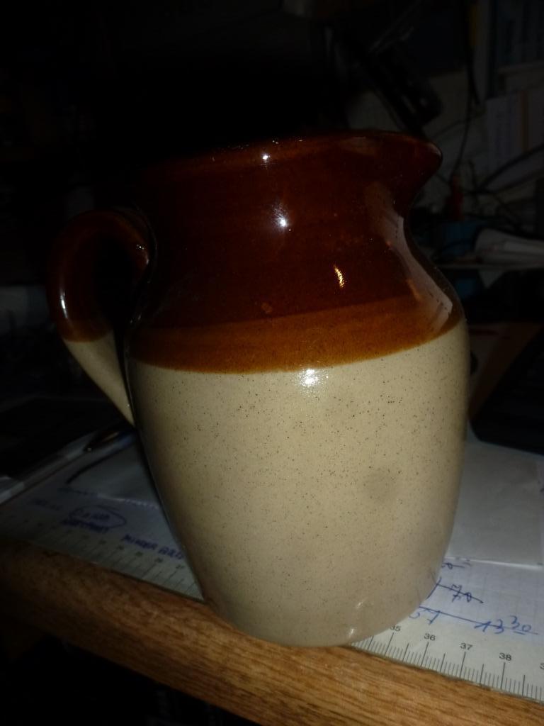 stenen melkkruik 14 cm hoog , bruin/beige, Ophalen of Verzenden
