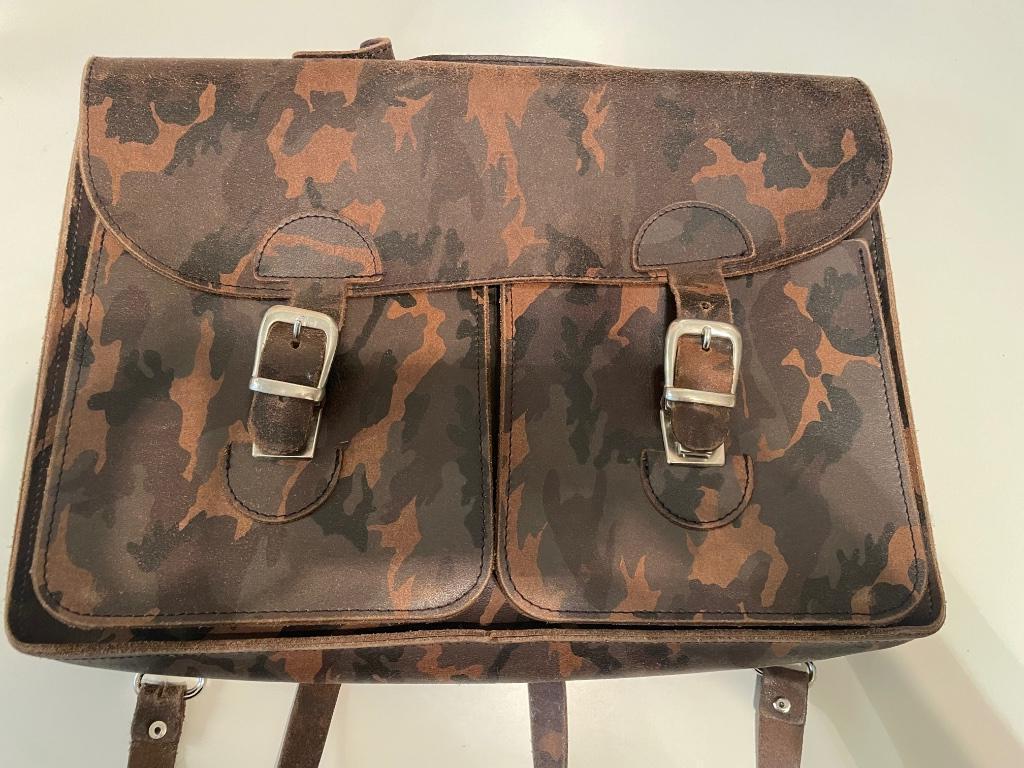 Handgemaakte lederen tas of rugtas bruin-groen, Minder dan 30 cm, 25 tot 40 cm, Zo goed als nieuw, Waterdicht
