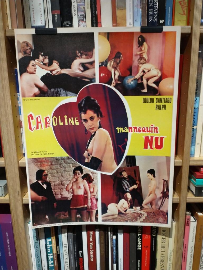 Caroline mannequin nu - Lolou Santiago Ralph filmaffiche, Collections, Posters & Affiches, Enlèvement ou Envoi, Utilisé