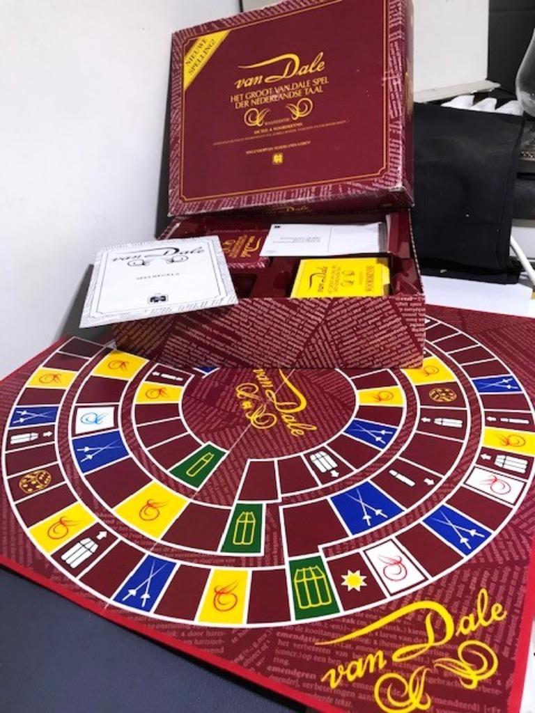 Trivial Jeu Van Dale Le grand Langue Néerlandaise😎, Jumbo, Jeu de voyage, Enlèvement ou Envoi, Trois ou quatre joueurs