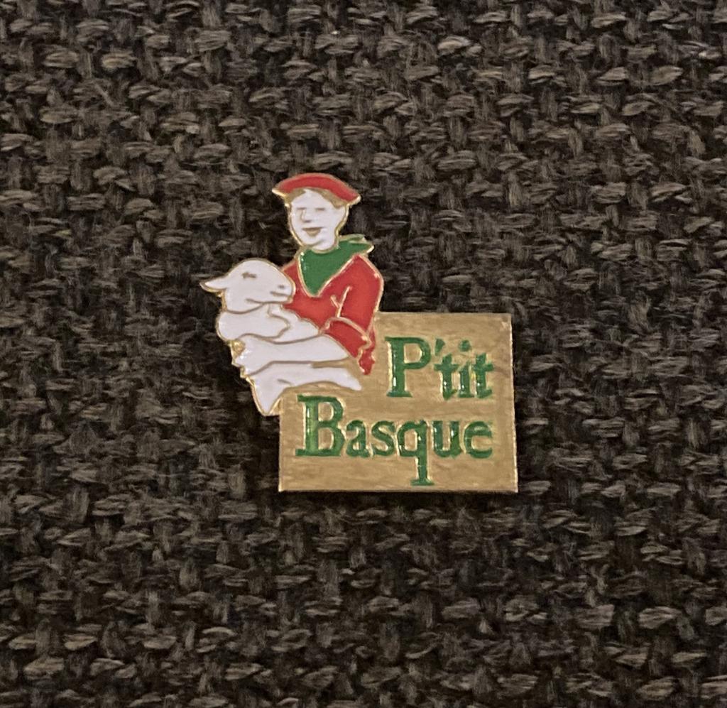 PIN - P'TIT BASQUE - KAAS - FROMAGE - CHEESE, Envoi, Utilisé, Marque, Insigne ou Pin's