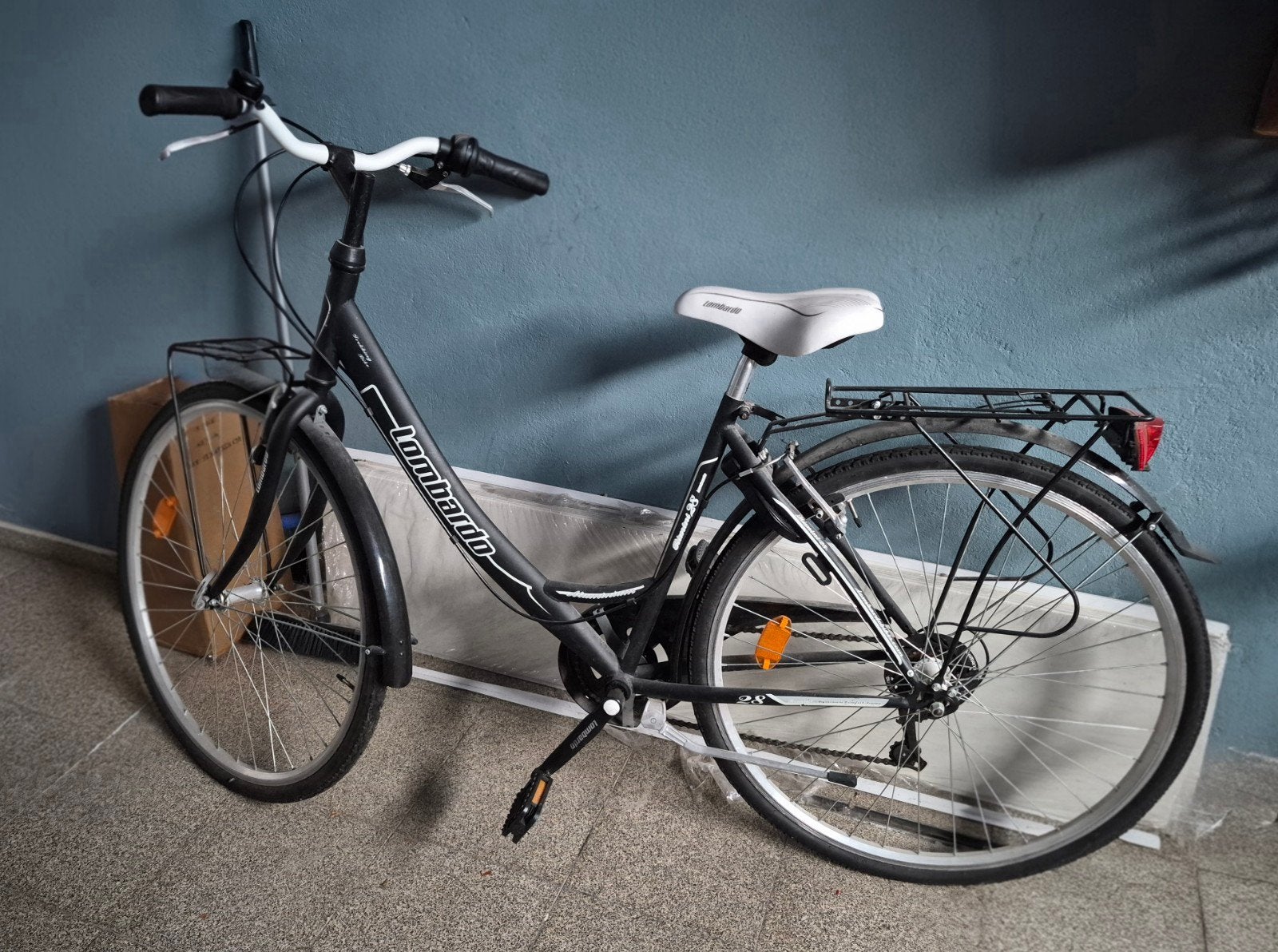 Damesfiets 28 inch – weinig gebruikt – uitstekende staat, Fietsen en Brommers, Ophalen, Zo goed als nieuw, Lombardo