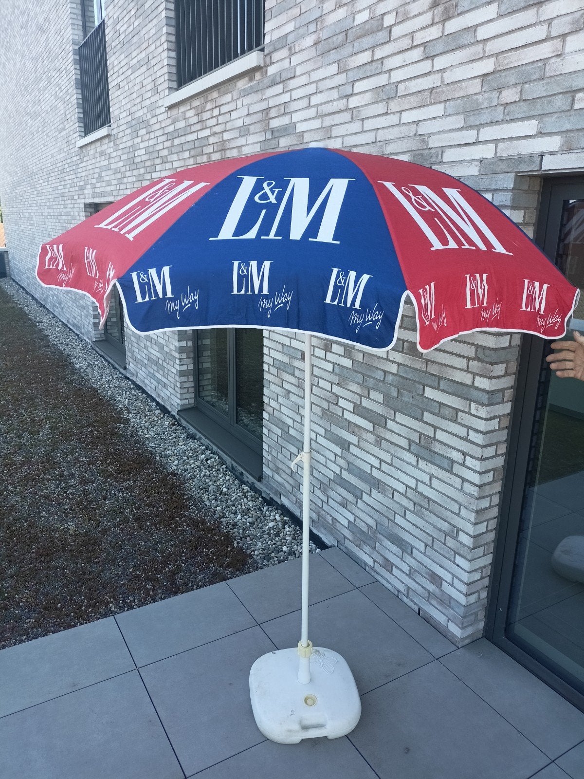 Parapluie L&M, Enlèvement