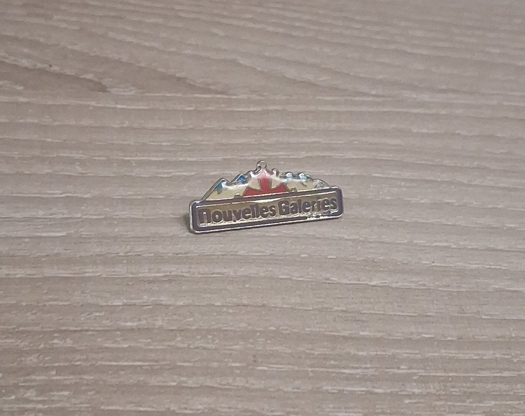 PIN - NOUVELLES GALERIES, Verzamelen, Speldjes, Pins en Buttons, Verzenden, Gebruikt, Overige onderwerpen, Speldje of Pin