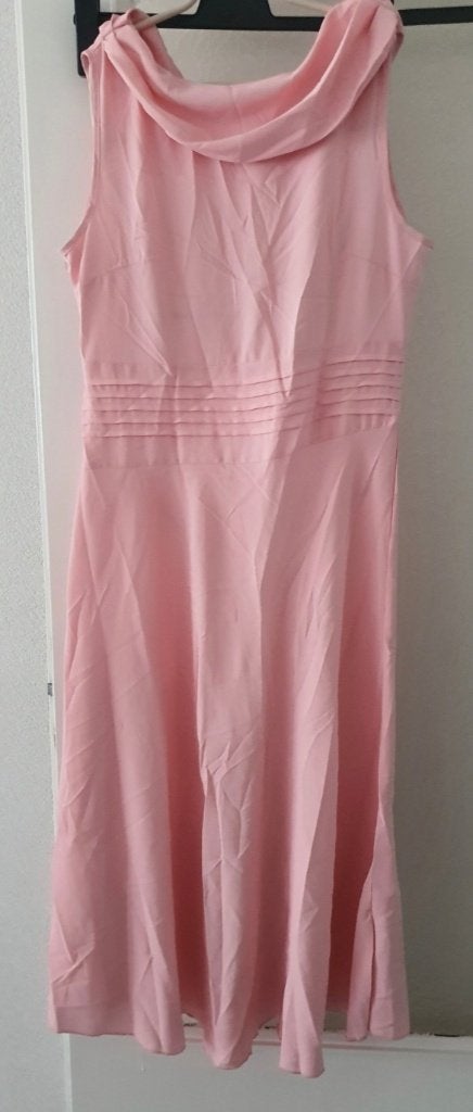 Prachtige zachtroze midi/maxi jurk met watervalhals Maat:L, Kleding | Dames, Verzenden, Nieuw, Maat 42/44 (L), Roze