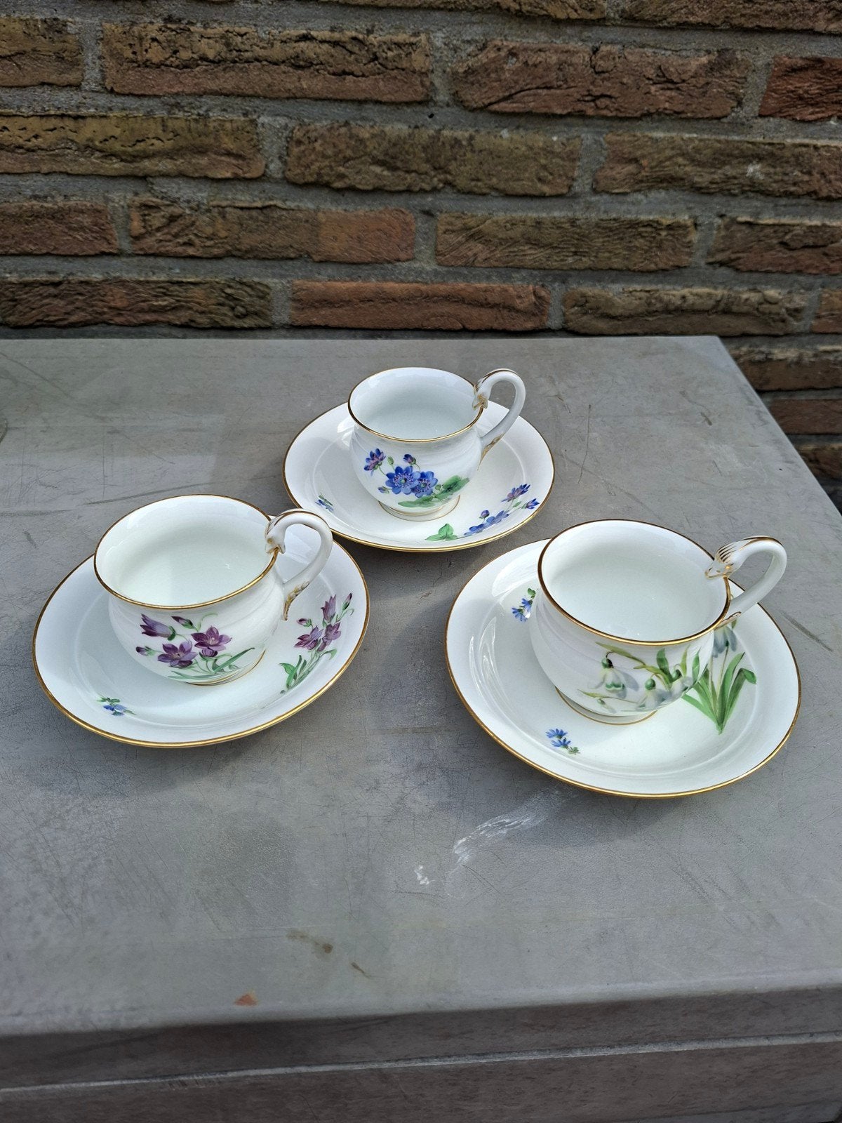 3 Meissen theekopjes met bloemmotief en zwanenkop, Antiek en Kunst, Ophalen