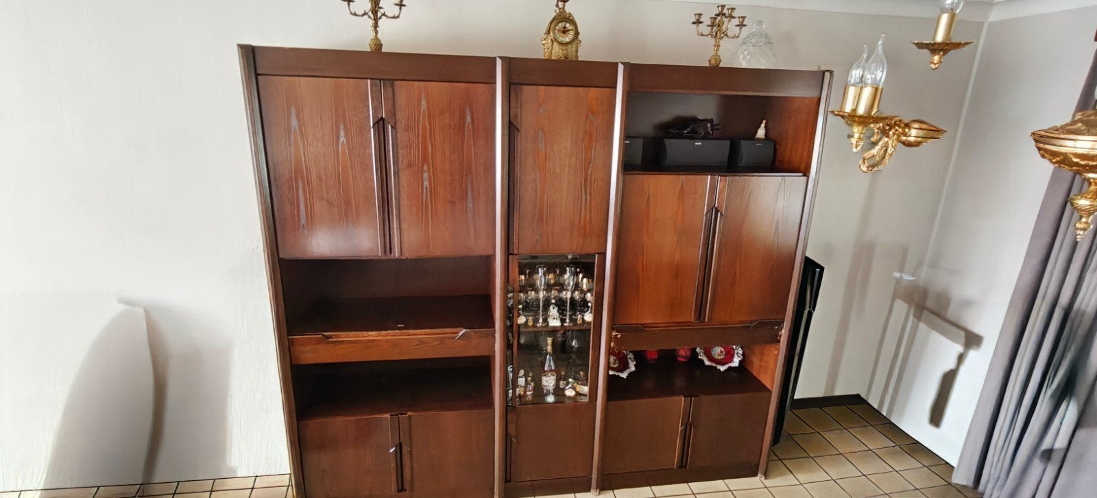 Houten eetkamer, Ophalen