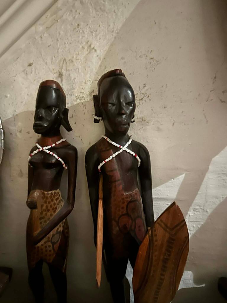 Lot beelden en masker/ nog giraffen ook komt online, Ophalen, Hout, Beeld