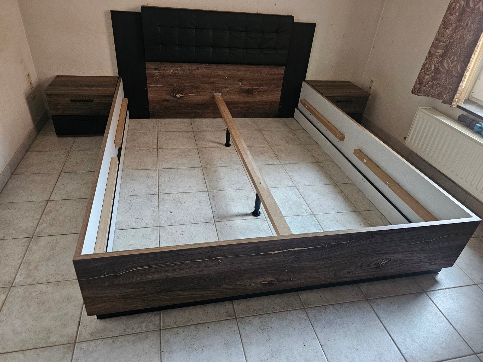 Twee persoonsbed met nachtkastjes en lattenbodems, Ophalen