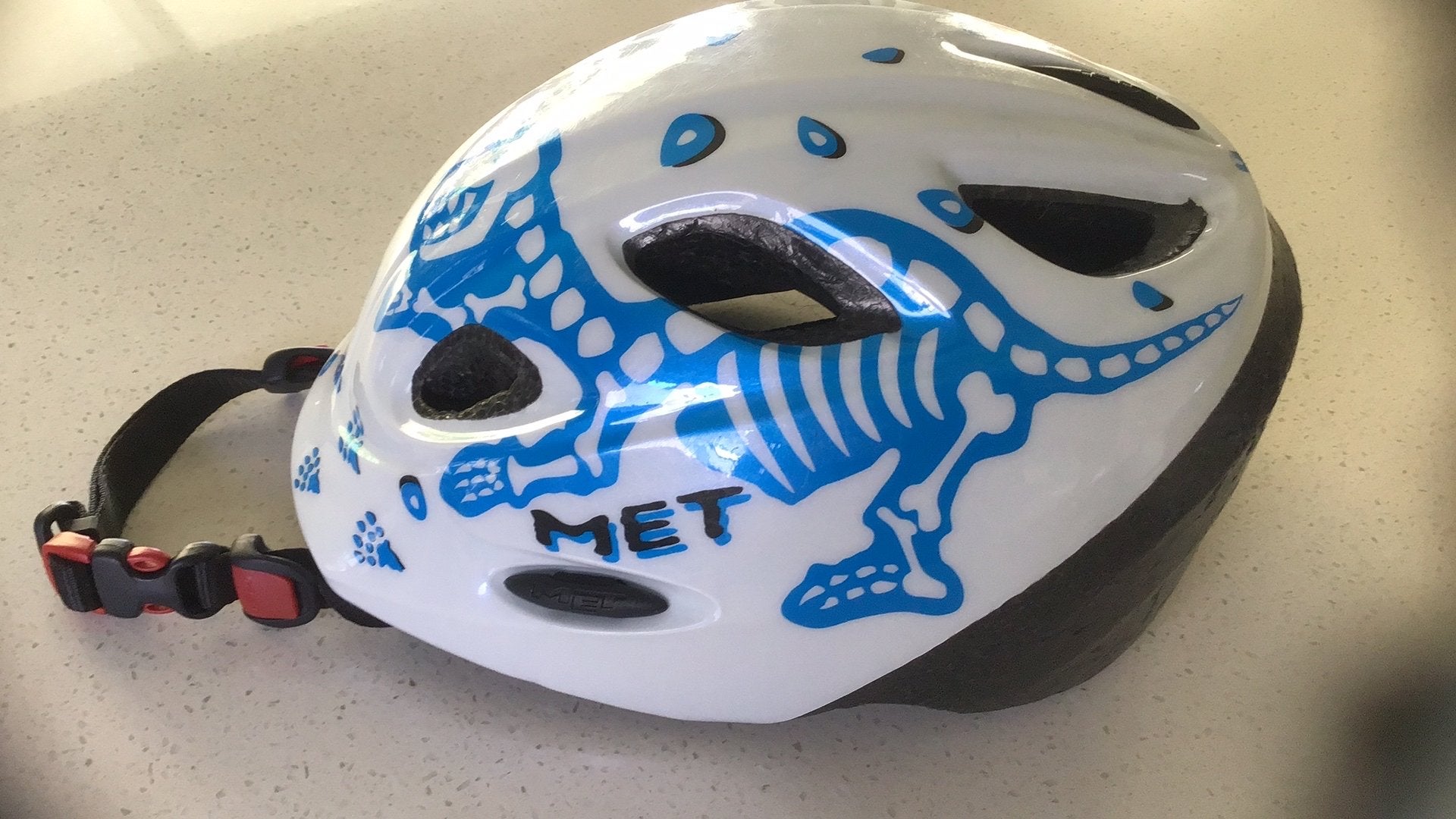 Veilige, degelijke kinderhelm van het merk Met., Fietsen en Brommers, Fietsaccessoires | Fietshelmen, Ophalen, Zo goed als nieuw