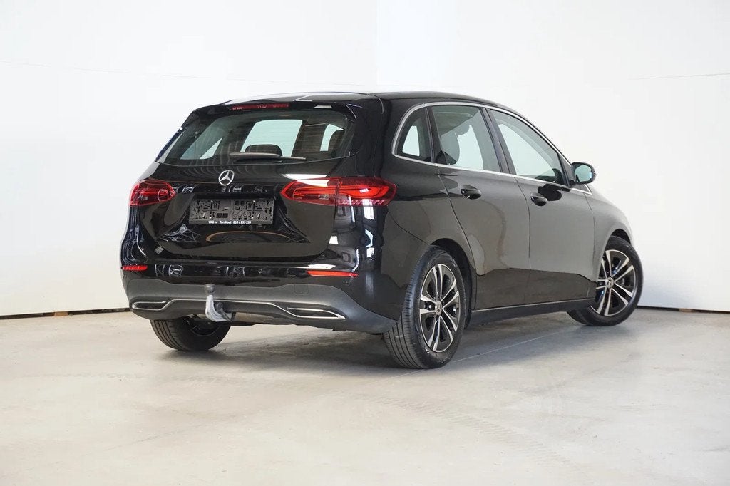 Mercedes-Benz B-CLASS 200 - trekhaak wegklapbaar (bj 2025), Auto's, Automaat, Leder en Stof, Zwart, 5 zetels
