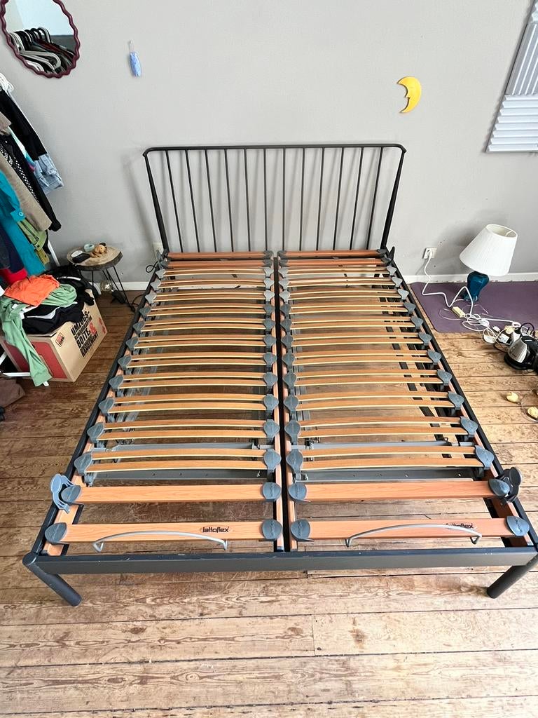 Zwarte metalen bedframe + lattoflex, Huis en Inrichting, Slaapkamer | Bedden, Ophalen, Zo goed als nieuw, Zwart, 200 cm