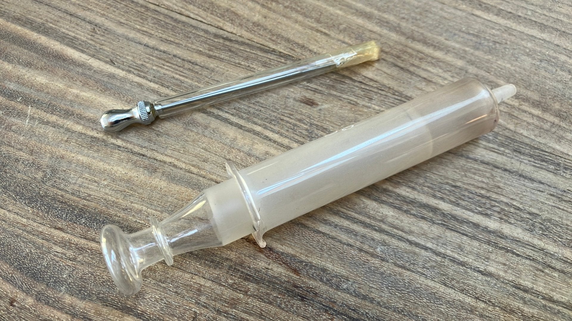 Antieke glazen injectiespuit met bijpassende naald, Ophalen of Verzenden