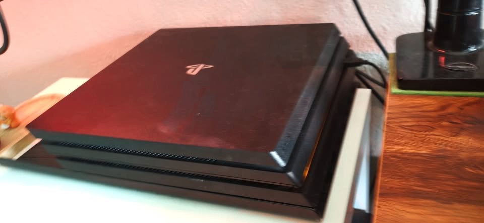 ps4 pro+ 2 controller + charging Hub, Games en Spelcomputers, Ophalen, Met 2 controllers, Zo goed als nieuw, 1 TB
